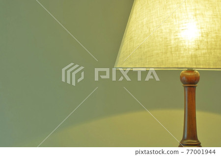 昏暗房間裡的桃花心木古董燈。英式家具（生動的色調，柔和的焦點） 77001944