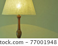 昏暗房間裡的桃花心木古董燈。英式家具(生動的色調,柔和的焦點) 昏暗房間裡的桃花心木古董燈。英式家具(生動的色調,柔和的焦點) 77001948