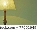昏暗房間裡的桃花心木古董燈。英式家具(生動的色調,柔和的焦點) 昏暗房間裡的桃花心木古董燈。英式家具(生動的色調,柔和的焦點) 77001949