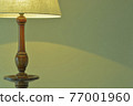 昏暗房間裡的桃花心木古董燈。英式家具(生動的色調,柔和的焦點) 昏暗房間裡的桃花心木古董燈。英式家具(生動的色調,柔和的焦點) 77001960