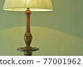 昏暗房間裡的桃花心木古董燈。英式家具(生動的色調,柔和的焦點) 昏暗房間裡的桃花心木古董燈。英式家具(生動的色調,柔和的焦點) 77001962