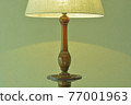 昏暗房間裡的桃花心木古董燈。英式家具(生動的色調,柔和的焦點) 昏暗房間裡的桃花心木古董燈。英式家具(生動的色調,柔和的焦點) 77001963
