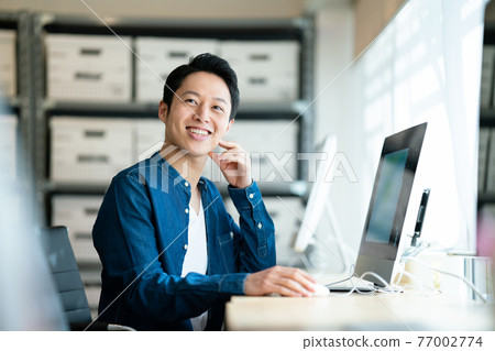 A man doing a design job 77002774