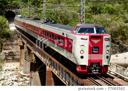 系列381 L限速快車yakumo 4車在Obi線上運行 系列381 L限速快車yakumo 4車在Obi線上運行 77003562