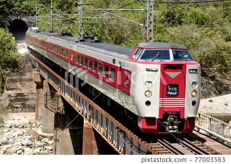 系列381 L限速快車yakumo 4車在Obi線上運行 系列381 L限速快車yakumo 4車在Obi線上運行 77003563