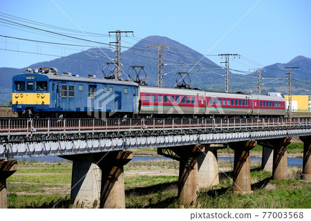 381系列試運行火車在San-In線上行駛 381系列試運行火車在San-In線上行駛 77003568
