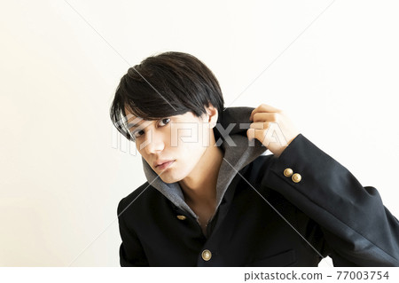 一個穿校服的男學生的肖像 77003754
