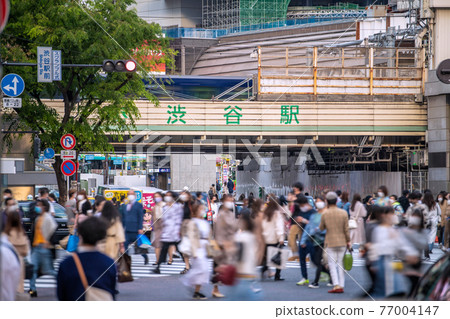 日本東京都市風景,第三次宣言的第一天。許多人......不再影響人們......= 4月25日,澀谷 日本東京都市風景,第三次宣言的第一天。許多人......不再影響人們......= 4月25日,澀谷 77004147