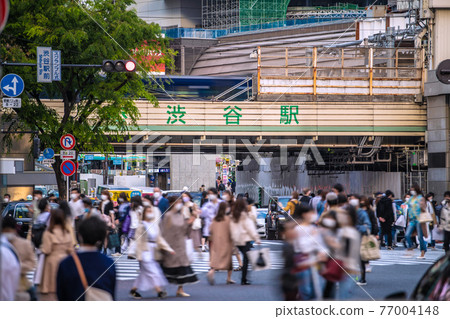 日本東京都市風景,第三次宣言的第一天。許多人......不再影響人們......= 4月25日,澀谷 日本東京都市風景,第三次宣言的第一天。許多人......不再影響人們......= 4月25日,澀谷 77004148