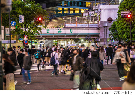 日本東京城市景觀,第三次宣言前夜。許多人......不再影響人們......= 24日,澀谷 日本東京城市景觀,第三次宣言前夜。許多人......不再影響人們......= 24日,澀谷 77004610