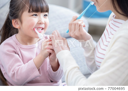 Lifestyle: Girls and moms brushing their teeth Lifestyle: Girls and moms brushing their teeth 77004695