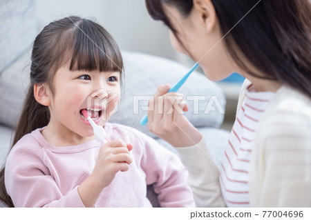 Lifestyle: Girls and moms brushing their teeth Lifestyle: Girls and moms brushing their teeth 77004696