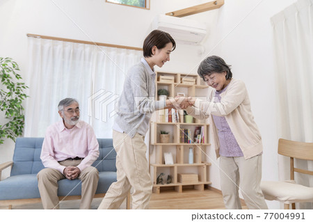 幫助行走的護理人員護理圖像 幫助行走的護理人員護理圖像 77004991