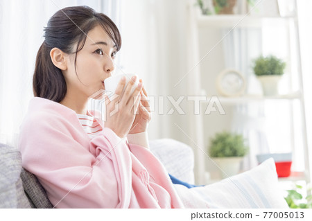 看智能手機的生活方式少婦 77005013