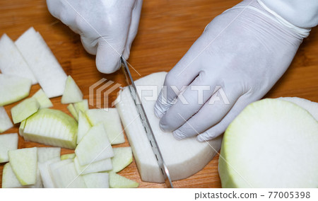 Kimchi-radish cutting, a symbol of the Korean Wave eaten by people around the world 77005398