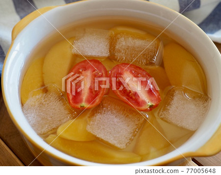 Candied yellow peaches, yellow peaches, cherry tomatoes, ice 77005648