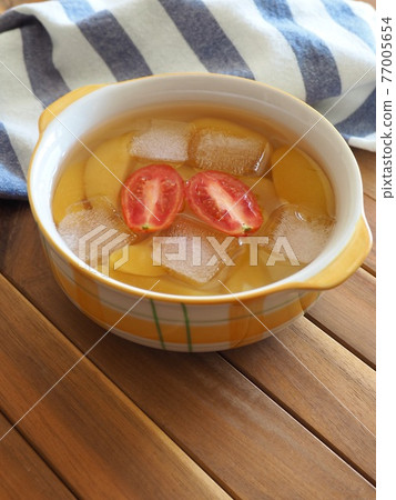 Candied yellow peaches, yellow peaches, cherry tomatoes, ice 77005654