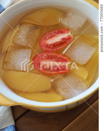 Candied yellow peaches, yellow peaches, cherry tomatoes, ice 77005660