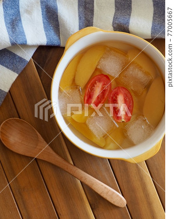 Candied yellow peaches, yellow peaches, cherry tomatoes, ice 77005667