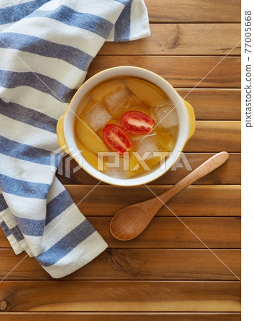 Candied yellow peaches, yellow peaches, cherry tomatoes, ice 77005668