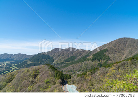 從足柄山的山路上看到的風景(長尾山和乙女關方向) 從足柄山的山路上看到的風景(長尾山和乙女關方向) 77005798