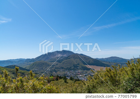 從金時山的山路看箱根(中央遠景中的駒嶽山和神山) 從金時山的山路看箱根(中央遠景中的駒嶽山和神山) 77005799