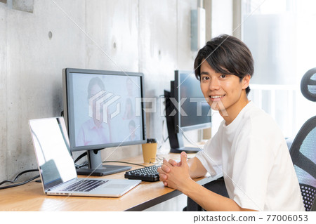 College students using online 77006053