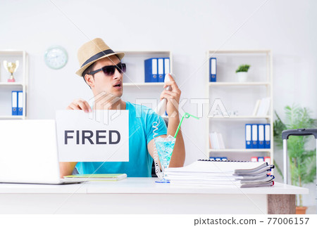 Businessman holding message in office 77006157