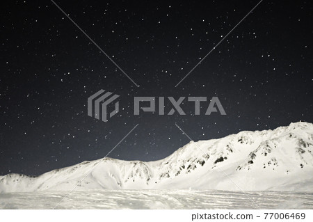 << Tateyama Kurobe, Toyama Prefecture >> Snowy mountains and starry sky seen from Murododaira << Tateyama Kurobe, Toyama Prefecture >> Snowy mountains and starry sky seen from Murododaira 77006469