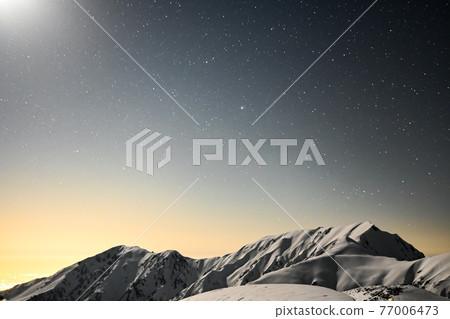 《Tateyama Kurobe, Toyama Prefecture》 The Tateyama mountain range illuminated by the light of the moon and stars 77006473