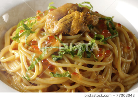 海膽奶油醬意麵配熱氣騰騰的生海膽和鮭魚子 77008048