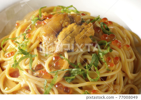 海膽奶油醬意麵配熱氣騰騰的生海膽和鮭魚子 海膽奶油醬意麵配熱氣騰騰的生海膽和鮭魚子 77008049