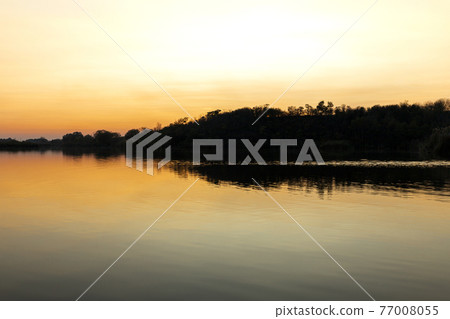 Lake at sunset. Landscape and nature 77008055