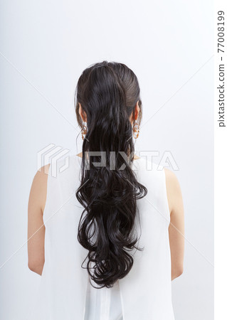 戴著假髮的女人的後視圖 戴著假髮的女人的後視圖 77008199