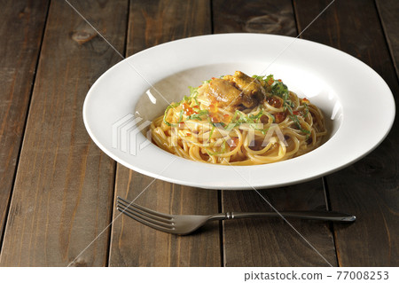 蒸海膽奶油醬意麵和叉子配生海膽和鮭魚子 77008253