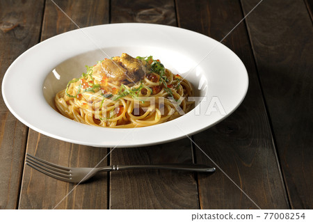 蒸海膽奶油醬意麵和叉子配生海膽和鮭魚子 77008254