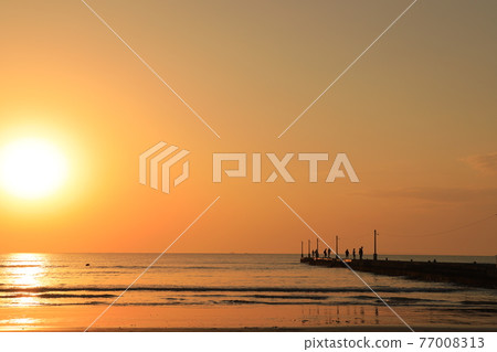 Evening view of Haraoka Beach and Haraoka Pier on the Boso Peninsula Evening view of Haraoka Beach and Haraoka Pier on the Boso Peninsula 77008313