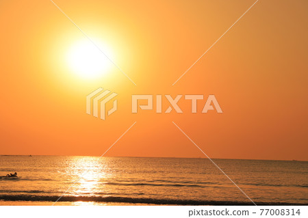 Evening view of Haraoka Beach and Haraoka Pier on the Boso Peninsula Evening view of Haraoka Beach and Haraoka Pier on the Boso Peninsula 77008314