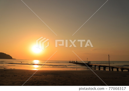 Evening view of Haraoka Beach and Haraoka Pier on the Boso Peninsula Evening view of Haraoka Beach and Haraoka Pier on the Boso Peninsula 77008317