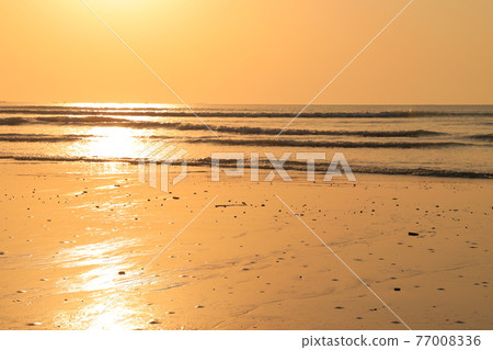 Evening view of Haraoka Beach and Haraoka Pier on the Boso Peninsula 77008336