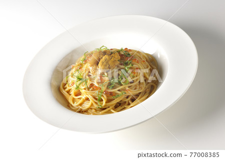 白色背景中帶有生海膽和鮭魚子的蒸海膽奶油醬意大利面 白色背景中帶有生海膽和鮭魚子的蒸海膽奶油醬意大利面 77008385