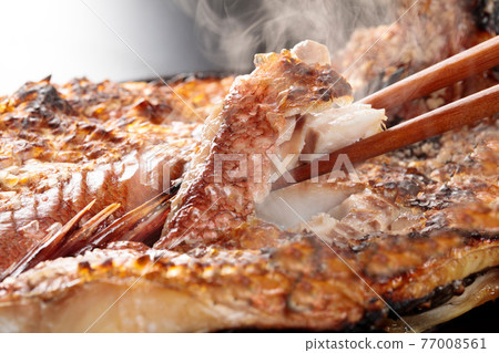 用筷子採摘新鮮出爐的魚的場景 77008561