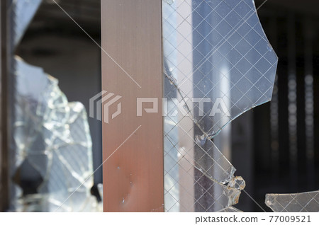 破碎的窗戶玻璃 77009521