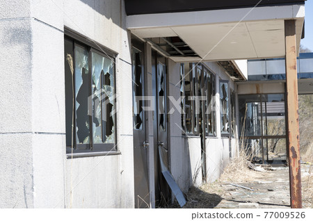 Broken window glass 77009526