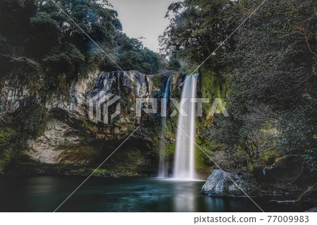 waterfall 77009983