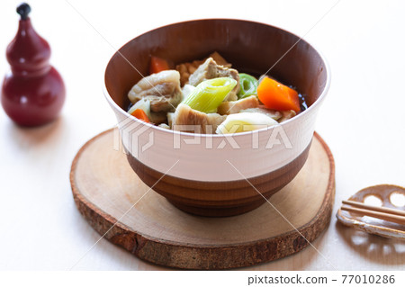 Pork soup with large ingredients 77010286