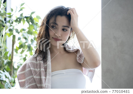 一位女士洗澡 77010481