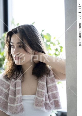 A lady with a bath 77010517