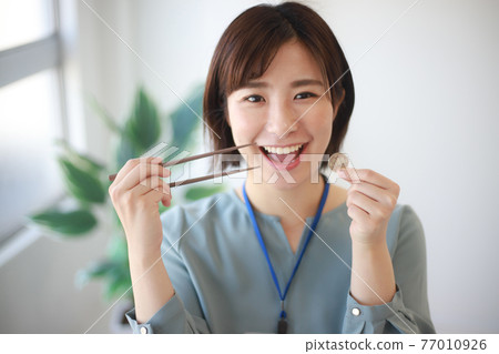 Female employee with 500 yen coins and chopsticks One coin lunch image Female employee with 500 yen coins and chopsticks One coin lunch image 77010926