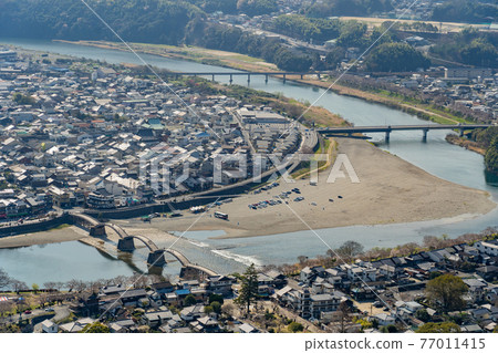 從山口縣岩國市山頂的岩國城眺望錦帶橋 77011415